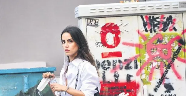 Mini şortuyla dikkat çeken Çağla Demir maskesiz gezdi!