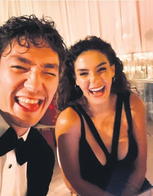 1631310577997.jpeg Hadise mavi elbisesi ile beğeni topladı! Gören dönüp bir daha baktı-2
