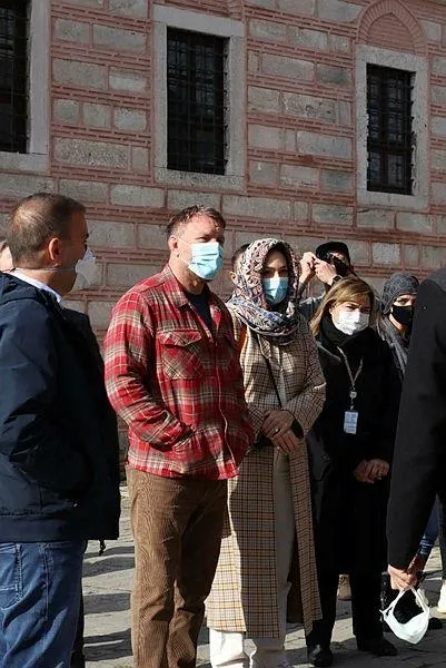 dunyaca-unlu-yonetmen-guy-ritchie-ayasofya-camii-ve-topkapi-sarayini-gezdi-1614527307841.jpeg