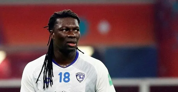 Galatasaray’ın eski yıldızı Bafetimbi Gomis korkuttu! Maç esnasında bir anda yere yığıldı