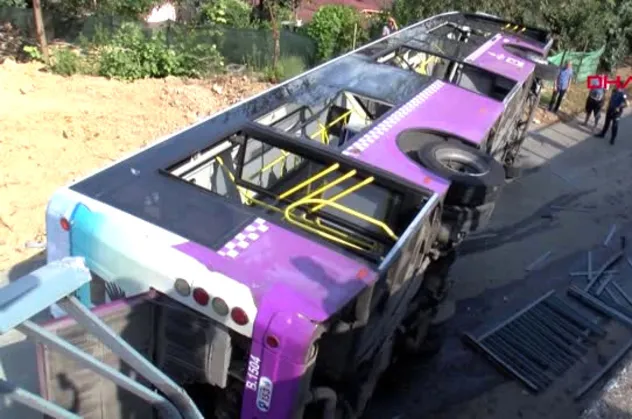 Sarıyer'de halk otobüsü devrildi