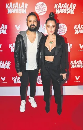 'Kafalar Karışık' filminin galasında Derya Uluğ'un kolyesi dikkat çekti