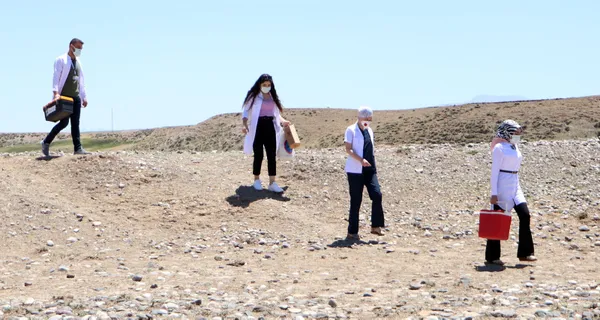 son-dakika-turkiye-her-gun-milyonlari-asiliyor-saglik-calisanlari-erzurumda-cobanlarin-ayagina-gitti-1624004244772.jpg SON DAKİKA: Türkiye her gün milyonları aşılıyor! Sağlık çalışanları Erzurum'da çobanların ayağına gitti-4