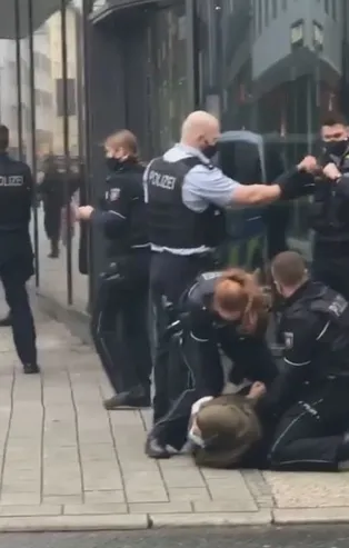 SON DAKİKA: Alman polisinden başörtülü kadına skandal müdahale