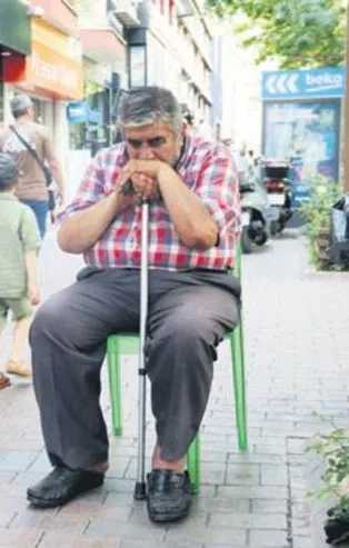 36 yıldır ayakta uyuyor