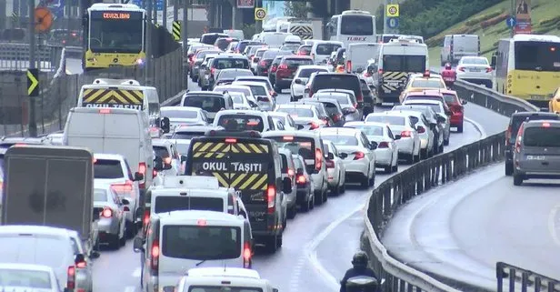 İstanbul’da trafik çilesi! Yoğunluk %72’ye dayandı, toplu taşıma araçları kalabalık...