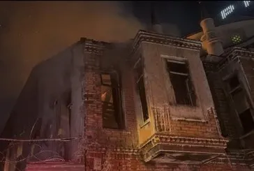 Beyoğlu’nda 2 katlı metruk bina alev alev yandı!