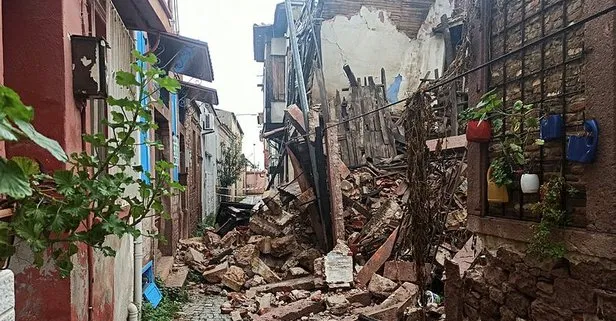 Ayvalık'ta sağanak nedeniyle 2 katlı bina yıkıldı!