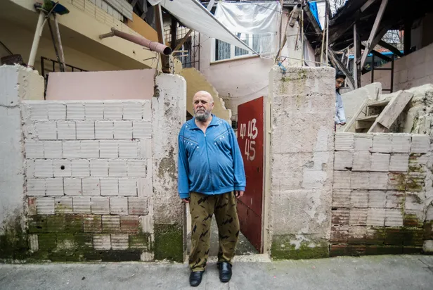 Hasköy'de ilginç olay! Evlerin kapısına para dolu zarf bırakıyor-3