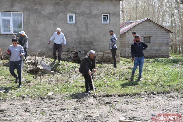 Hakkari Yüksekova'da evlerini yılanların istila etmesi üzerinde yeni ev yapılan aile rahatladı - 14