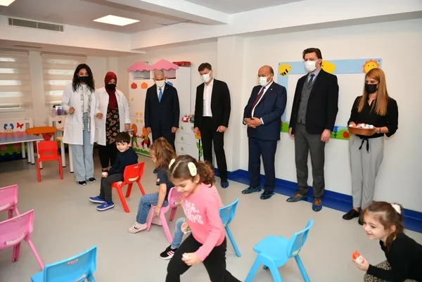 binali-yildirim-kendisine-ne-is-yapiyorsun-diye-soran-anaokulu-ogrencisine-is-ariyorum-dedi-1633693425852.jpg Binali Yıldırım, kendisine "Ne iş yapıyorsun?" diye soran anaokulu öğrencisine "İş arıyorum" dedi-2