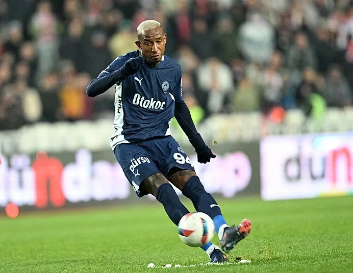 Talisca Fener’i sırtlıyor