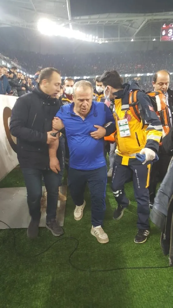 hakem-penalti-dedi-trabzonspor-taraftari-heyecandan-fenalasti-1645820675635.jpeg Hakem 'penaltı' dedi Trabzonspor taraftarı heyecandan fenalaştı-2
