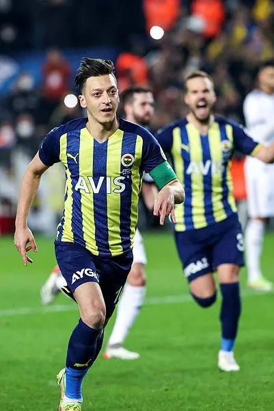 fenerbahceli-mesut-ozil-xavi-ve-iniesta-ile-ayni-listede-tarihin-en-iyi-5-isminden-biri-olarak-gosterdiler-1642022257287.jpeg Fenerbahçeli Mesut Özil, Xavi ve Iniesta ile aynı listede! Tarihin en iyi 5 isminden biri olarak gösterdiler-3