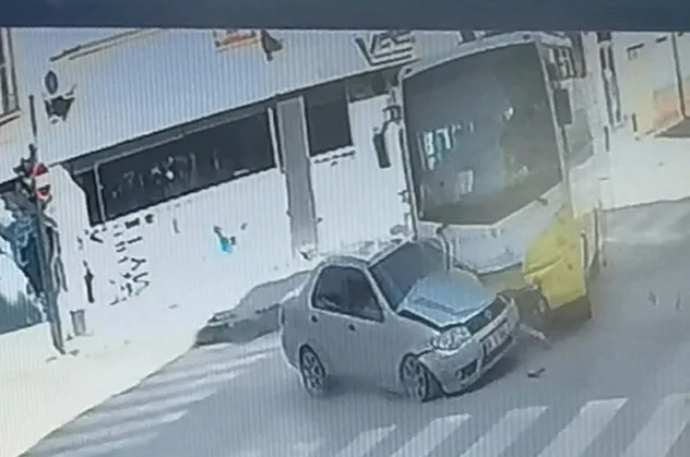Bursa'da halk otobüsü kırmızı ışıkta geçen otomobili biçti