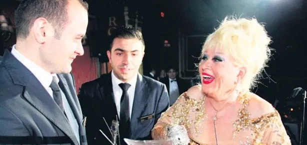 Sahnede kılıç şov