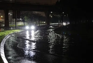 CHP yönetimindeki İzmir’de sağanak yağış sonrası yollar göle döndü