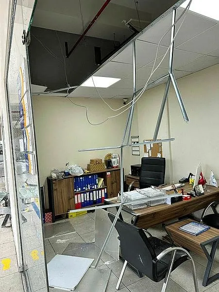 kucukcekmecede-yasanan-firtinanin-etkisi-kamerada-is-yerinin-kapisi-sokuldu-calisan-yere-savruldu-1699972515858.jpeg Küçükçekmece'de yaşanan fırtınanın etkisi kamerada: İş yerinin kapısı söküldü çalışan yere savruldu-5