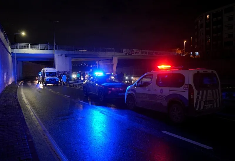 Küçükçekmece D-100'de feci kaza: Motosiklet temizlik aracın çarptı 2 kişi hayatını kaybetti-2