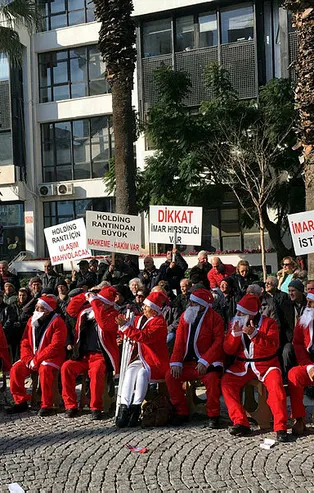 CHP'li İzmir Büyükşehir Belediyesi önünde Noel Baba kıyafetli protesto