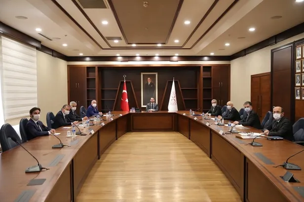 Son dakika: Hazine ve Maliye Bakanı Berat Albayrak bazı bankaların genel müdürleriyle görüştü-1