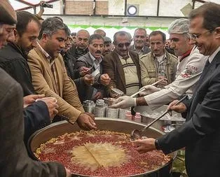 Vatandaşa forslu aşure ikramı