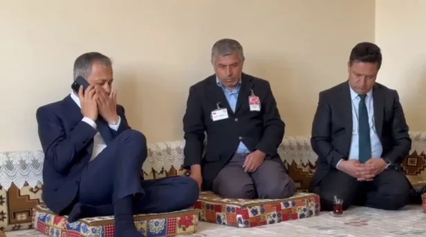 baskan-erdogan-sehit-cihat-ermisin-babasi-sefik-ermis-ile-gorustu-1696944678987.jpeg Başkan Erdoğan şehit Cihat Ermiş'in babası Şefik Ermiş ile görüştü-3
