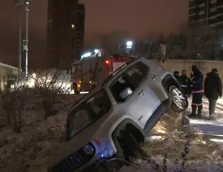 Korku dolu anlar! Yoldan çıkan otomobil uçurumda asılı kaldı