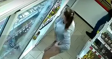 Markette akılalmaz görüntü! İç çamaşırının içine sakladı