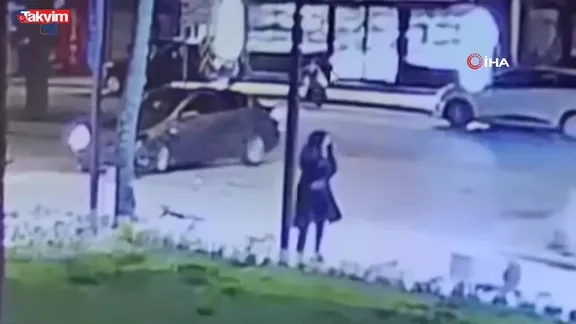 Bursa'da feci kaza: Hızla gelen motosikletli otomobile çarpıp metrelerce savruldu!