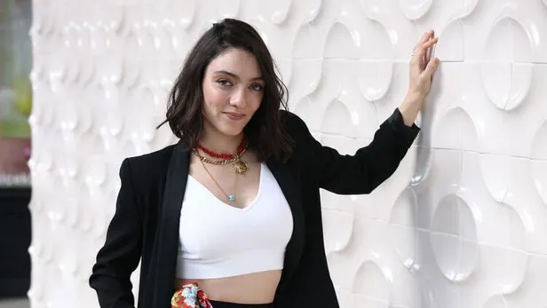 merve-dizdar-kimdir-kac-yasinda-merve-dizdarin-esi-gurhan-altundasar-nereli-merve-dizdar-ne-zaman-evlendi-1623856701945.jpg Merve Dizdar'ın eşi Gürhan Altundaşar nereli? Merve Dizdar ne zaman evlendi? Merve Dizdar kimdir, kaç yaşında?-4