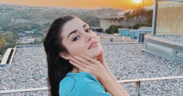 Hande Erçelin eski sevgili listesi bir hayli kabarık! 26 yaşındaki Hande Erçel bir dönem iki yakın arkadaş ile...