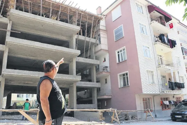 kiskanclik-tartismasi-vahsetle-bitti-sevgilisini-kolundan-zorla-tutup-olume-atladi-1659908190449.jpeg Kıskançlık tartışması vahşetle bitti! Sevgilisini kolundan zorla tutup ölüme atladı-15