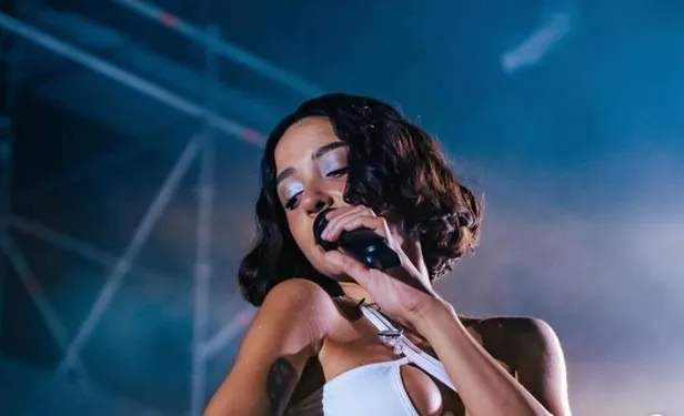 unlu-popcu-zeynep-bastik-3-milyon-tl-kaybetti-1672088602460.jpeg Ünlü popçu Zeynep Bastık 3 milyon TL kaybetti!-10