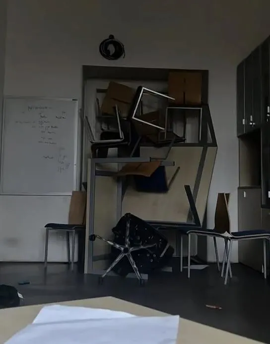 cekyanin-baskenti-pragda-hareketli-dakikalar-charles-universitesine-silahli-saldiri-duzenlendi-iste-failin-ilk-1703189755396.jpeg Babasını öldürdüğü ortaya çıktı | Prag'da Charles Üniversitesi'ne silahlı saldırı! 15 ölü 24 yaralı: İşte failin kimliği...-6