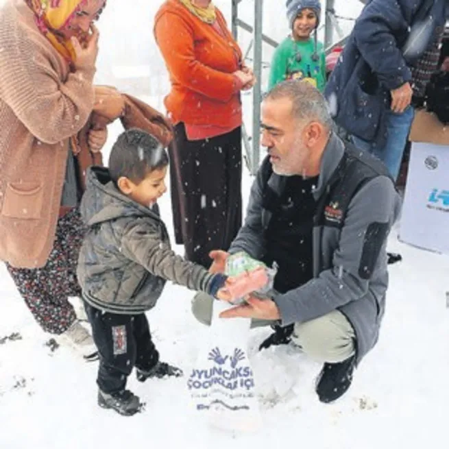 Kar yağışının altın hediyelerle çocukları sevindirdi