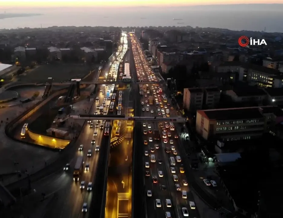 D-100 karayolunu kilitleyen kaza!