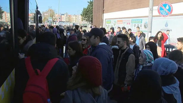 Son dakika: İstanbul'da ulaşım çilesi! Metro seferleri durdu, metrobüs arızalandı-7