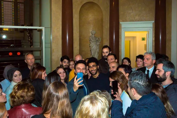 Konsolosluk çalışanları Tarkan'ı görünce...-2