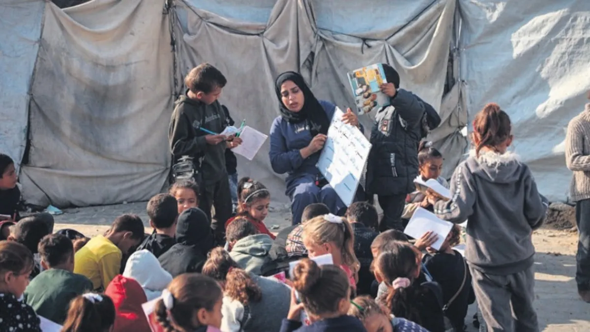 İsrail’in yıktığı okulların yerine Gazze’de çadır sınıflar kuruldu