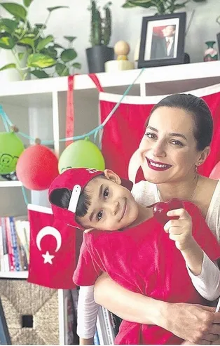 Ünlüler 23 Nisan'da Türk bayraklı pozlarıyla 'Evde bayram var’ temalı coşkuya ortak oldu