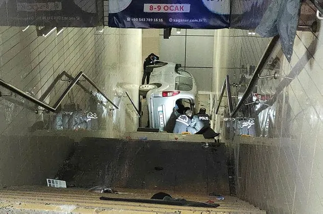 Bursa'da akılalmaz kaza! Aracın metro alt geçidi merdivenlerine düşmesi sonucu bir kişi öldü