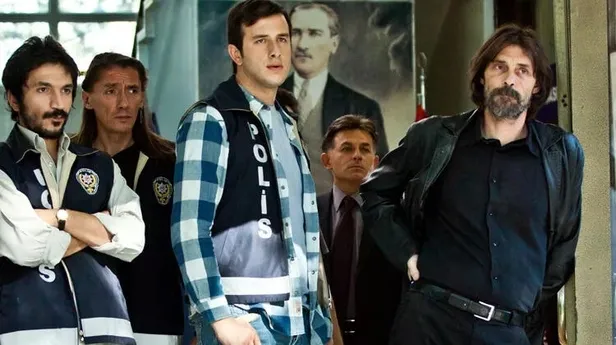 1656597814746.jpeg Akın karakteriyle düşmanlarına kök söktürmüştü! Çukur dizisinden Behzat Ç'ye bomba transfer! Çekiç ve Gül'de rol alacak-2