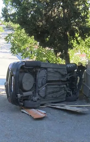 Mezarlıkta el frenini çekmeyi unuttu! Kayan araç devrildi! Yer: Eyüpsultan