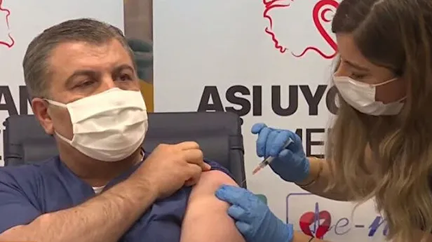 son-dakika-saglik-bakani-fahrettin-koca-turkovac-asisi-oldu-yarindan-itibaren-sehir-hastanelerinde-uygulama-basliyor-1640797967302.jpg Son dakika: Sağlık Bakanı Fahrettin Koca, TURKOVAC aşısı oldu: Yarından itibaren Şehir Hastanelerinde uygulama başlıyor-2