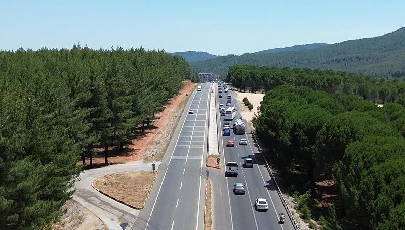 Muğla’da 6 kilometrelik tatil kuyruğu! 3 günde 500 bin araç giriş yaptı: Turistik tesislerde doluluk oranı yüzde 100'e ulaştı-3