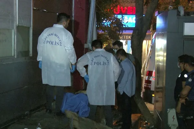 İstanbul Beyoğlu'nda şüpheli ölüm! Taksi durağı arkasında bulundu