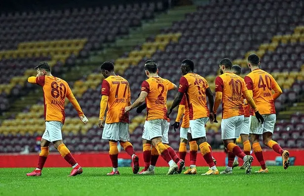 galatasaray-darica-genclerbirligi-macinda-belhanda-ile-emre-akbaba-arasinda-frikik-gerginligi-1608064588960.jpeg