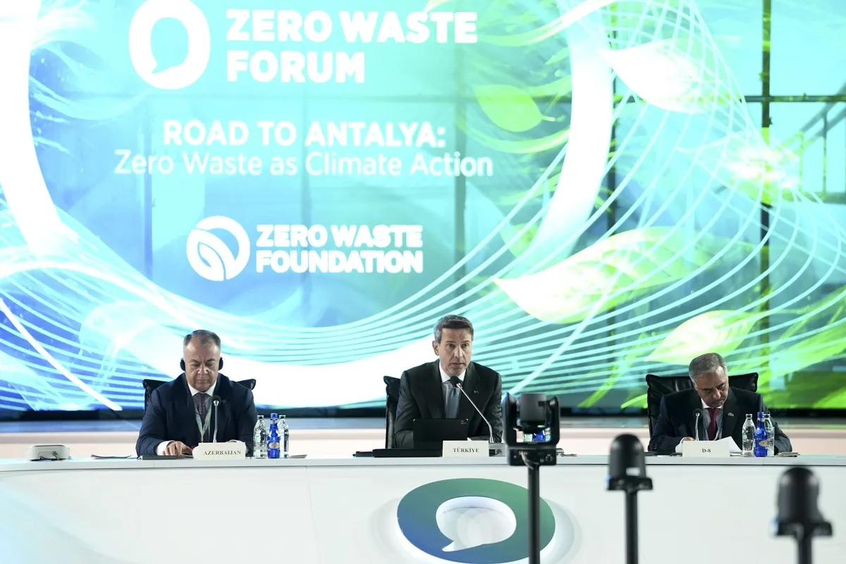 bakan-bayraktardan-sifir-atik-forumunda-uluslararasi-isbirligi-cagrisi-2030da-hedef-20-milyar-dolar-1780832860311.jpeg Bakan Bayraktar'dan Sıfır Atık Forumu'nda uluslararası işbirliği çağrısı! 2030'da hedef 20 milyar dolar-4