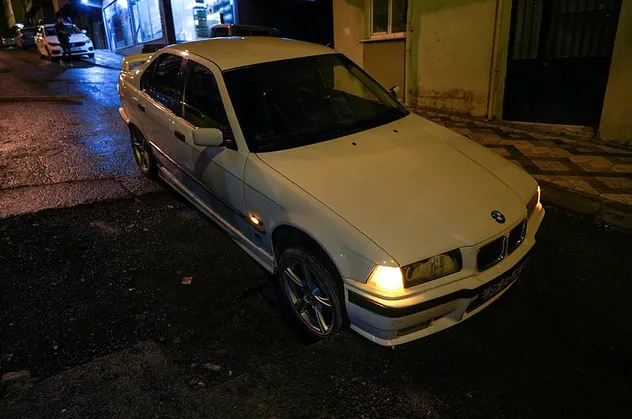 İstanbul'da yol çöktü! Araç çukura düştü